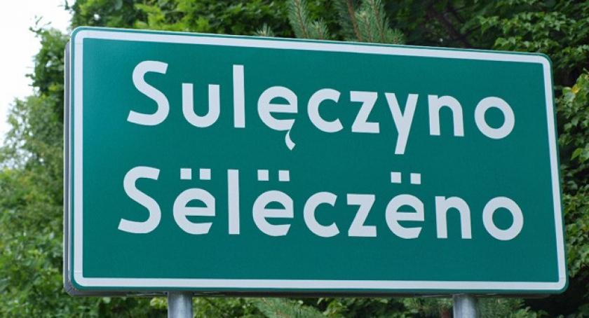 Sulęczyno z dwujęzycznymi tablicami