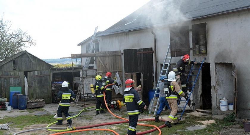 Leszno. Pożar pomieszczenia gospodarczego