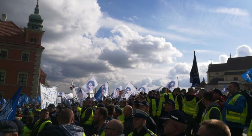 Policjanci protestują w Warszawie. Domagają się podwyżek i zmian przepisów emerytalnych
