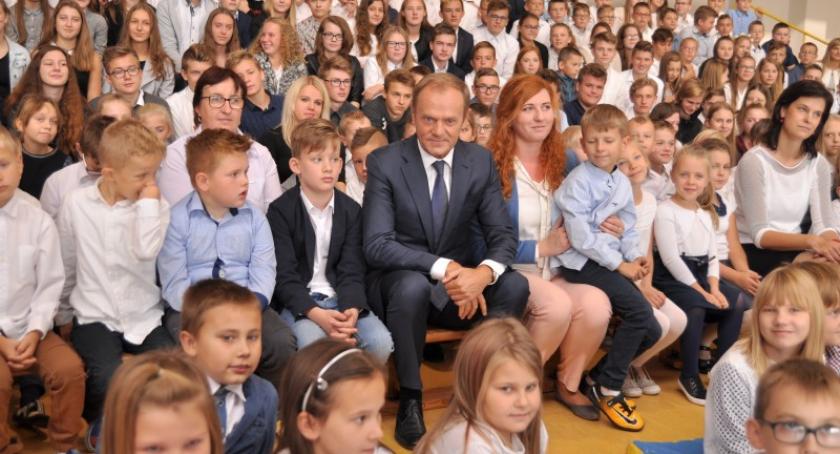 Donald Tusk złożył wizytę w Szkole Podstawowej w Chmielnie