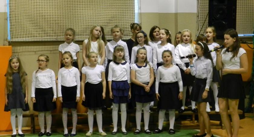 Borkowo. Wieczornica poświęcona patronowi szkoły Janowi Pawłowi II