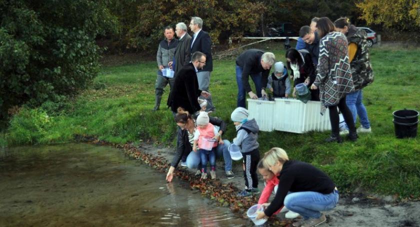 Wyborcze zarybianie - niecodzienna akcja kandydatów na radnych nad jeziorem Junno