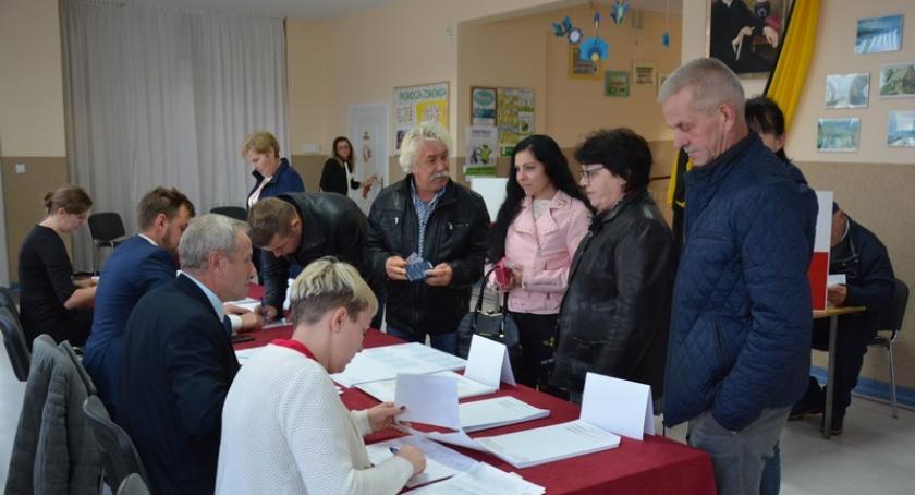 Lokale wyborcze zamknięte - trwa liczenie głosów