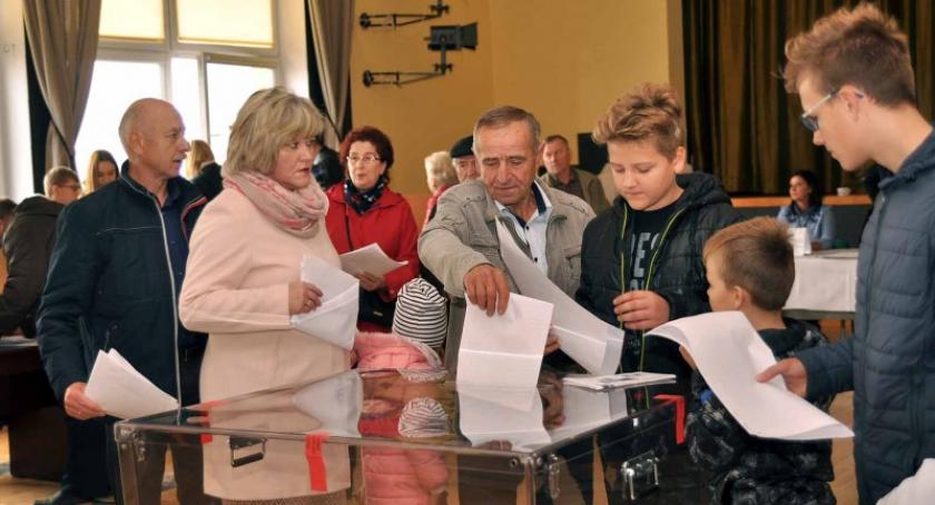 Głosowanie na wyborach samorządowych w Chmielnie
