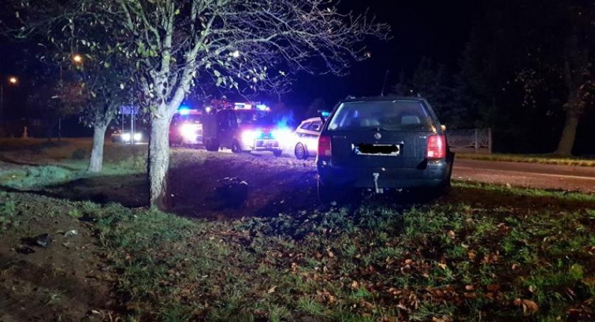 Miał promil alkoholu w organizmie - uderzył volkswagenem w drzewo