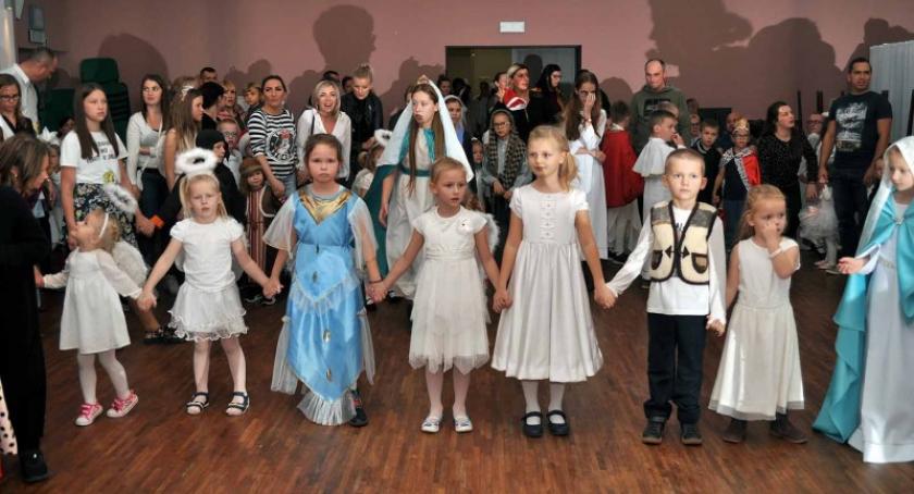 Zabawa ze świętymi na balu w Kartuzach