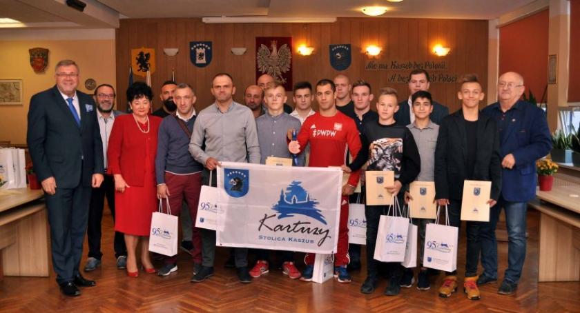 Kartuscy zapaśnicy odebrali podziękowania i gratulacje od burmistrza