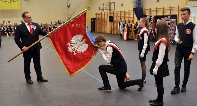 Sierakowice. Szkoła Podstawowa nr 2 im. J. Piłsudskiego otrzymała nowy sztandar