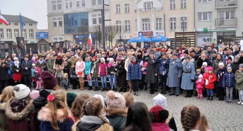 Patriotyczne świętowanie ze śpiewem, happeningiem i tortem na Rynku w Kartuzach