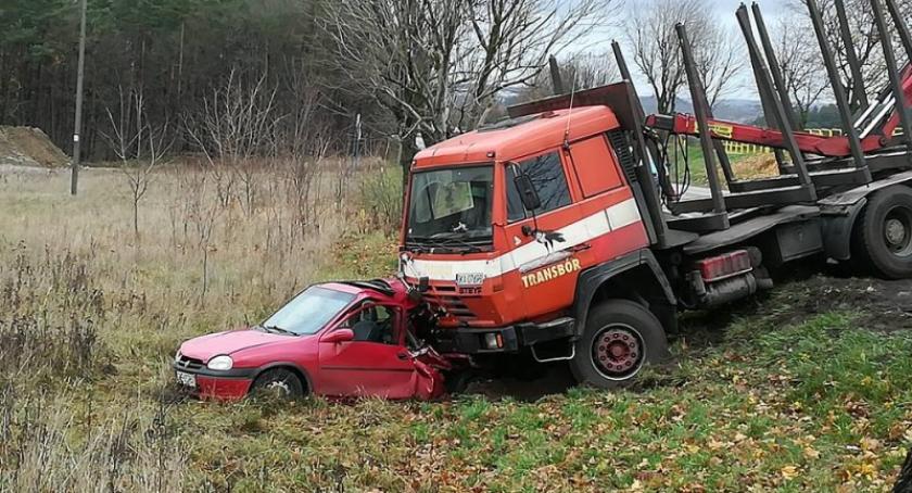 Zderzenie ciężarówki z osobówką w Glinczu