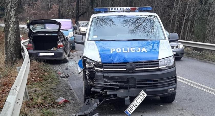 Kczewo. Wypadek z udziałem policyjnego VW T6