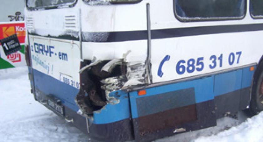 Pociąg uderzył w autobus