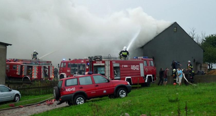 Reskowo. Pożar obory od uderzenia pioruna
