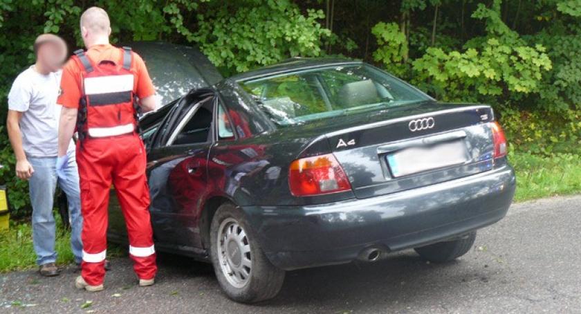 Sulęczyno. Audi uderzyło w słup i dachowało