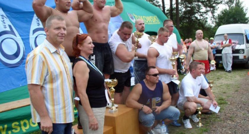 Żukowo. Spacer farmera z… gumowym koszmarem