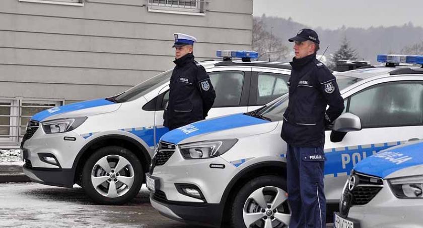 Nowe radiowozy dla policji - ich zakup był możliwy dzięki wsparciu samorządów