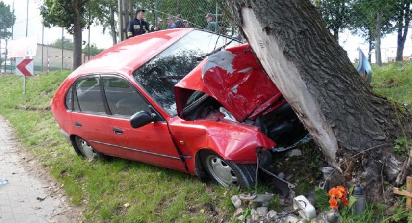 Borkowo. Samochód uderzył w drzewo