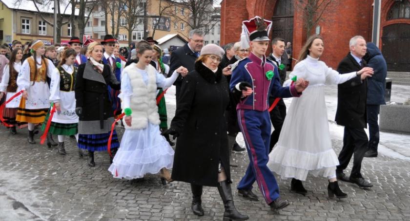 Maturzyści odtańczyli poloneza na Rynku w Kartuzach