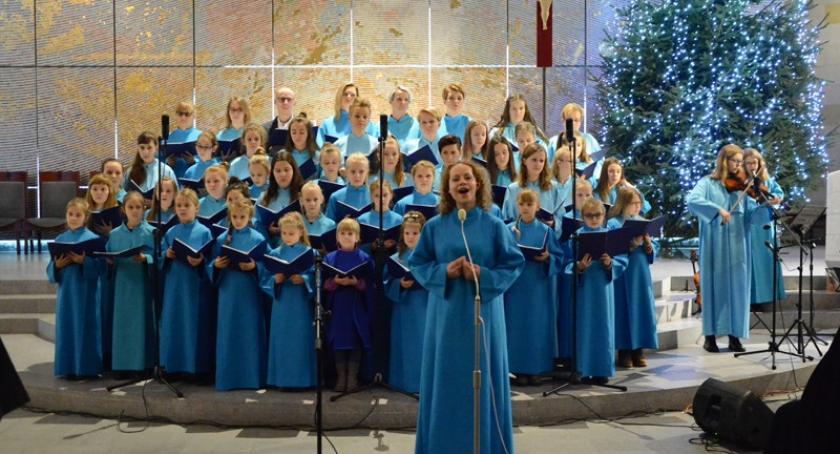 Sierakowice. Przepiękny koncert kolęd w wykonaniu Stokrotek