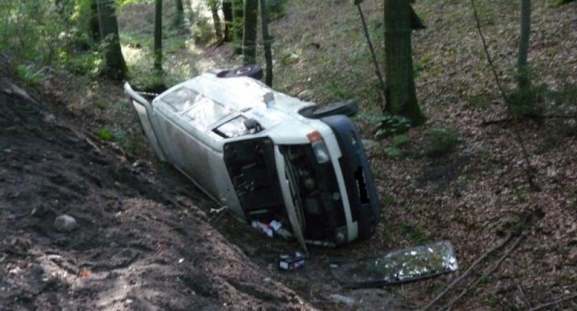 Trasa Somonino-Egiertowo. VW Transporter wpadł do rowu