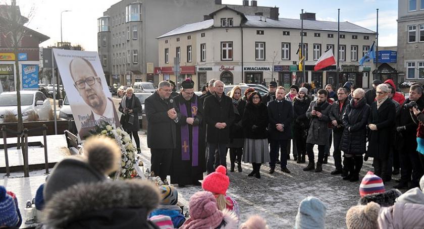 Kartuzy. W sercu stolicy Kaszub zapłonęły znicze. Złożono hołd Pawłowi Adamowiczowi
