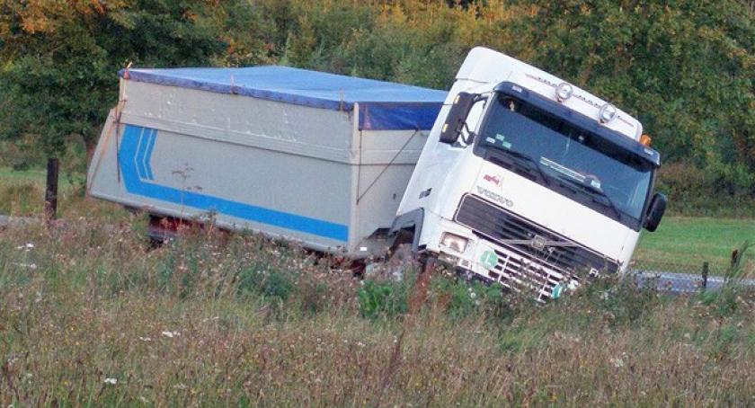 Hopowo. Volvo wjechało do rowu