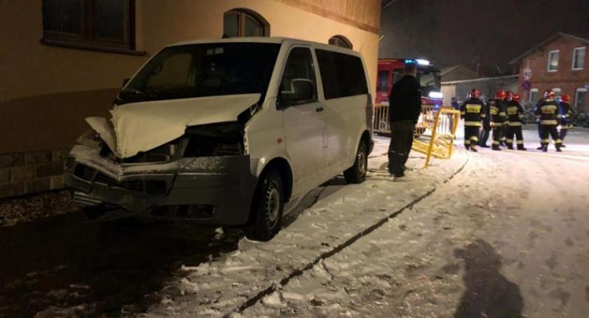 Pomieczyno. Bus uderzył w barierki