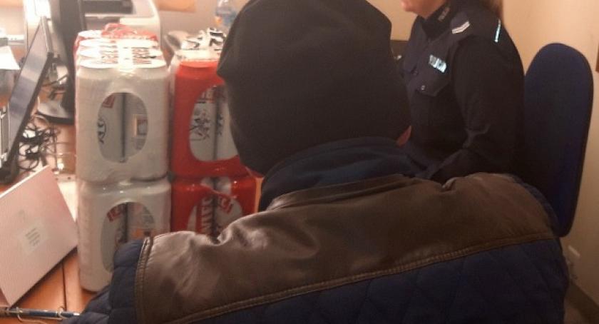 Ukradli kilkadziesiąt puszek piwa. Zatrzymał ich policjant poza służbą