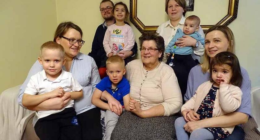Babcia jest naszym oparciem. Zawsze można na nią liczyć