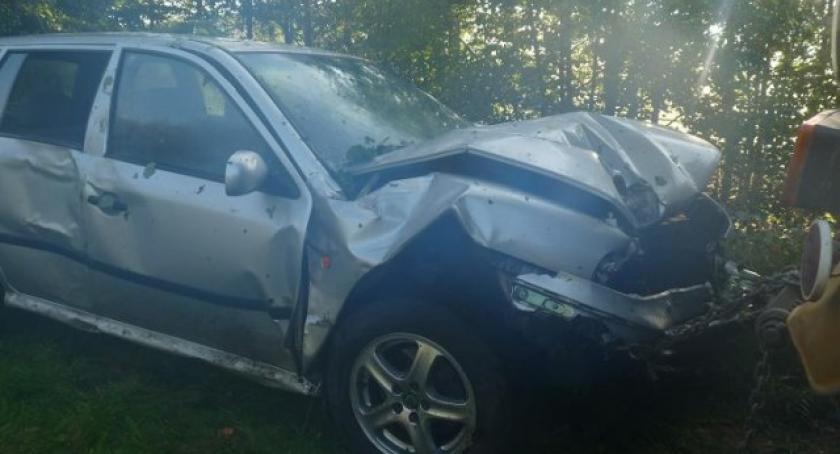 Smętowo. Skoda uderzyła w drzewo 