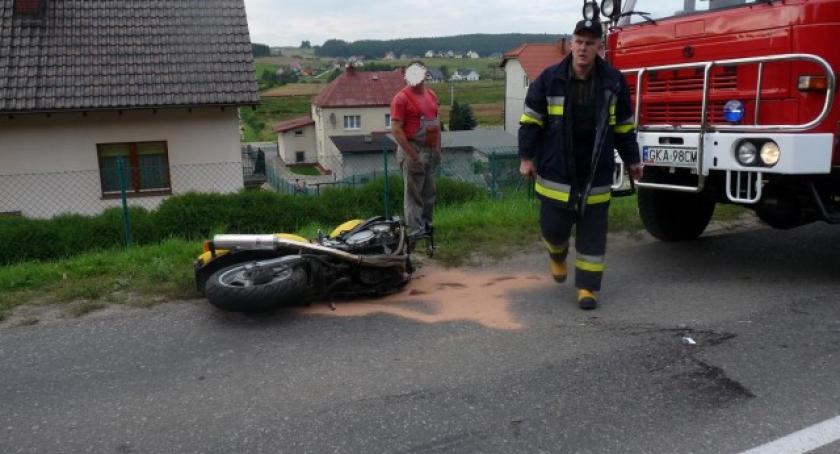 Somonino. Ranny motocyklista po zderzeniu z osobówką