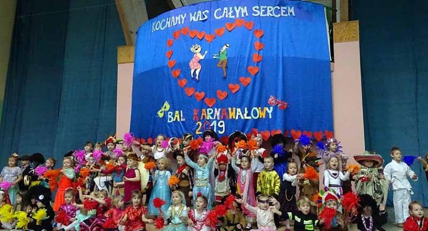 Przodkowo. Dzień Babci i Dziadka w karnawałowym rytmie