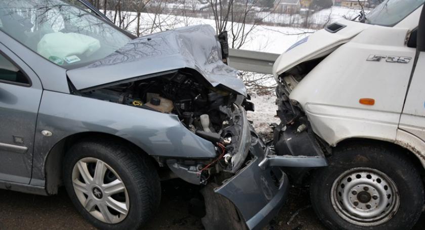Garcz. Czołowe zderzenie peugeota z dostawczym volkswagenem