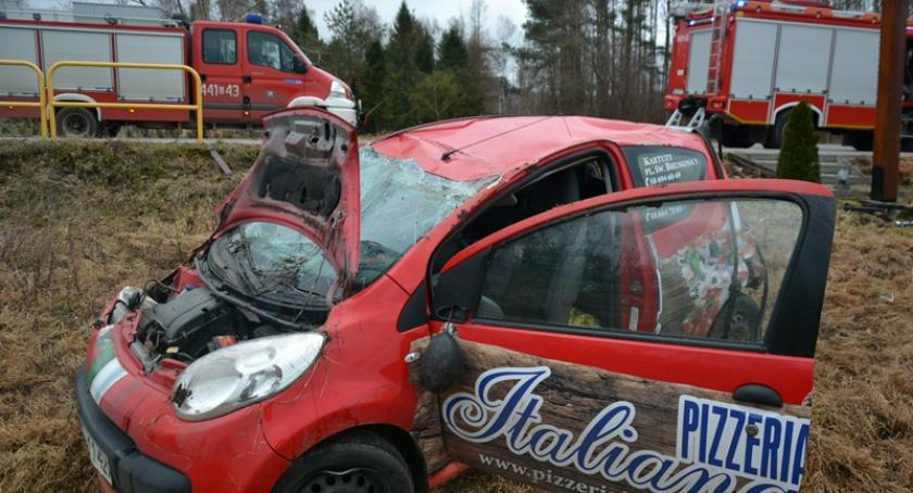 Gowidlino. Citroen wypadł z trasy - kierowca trafił do szpitala