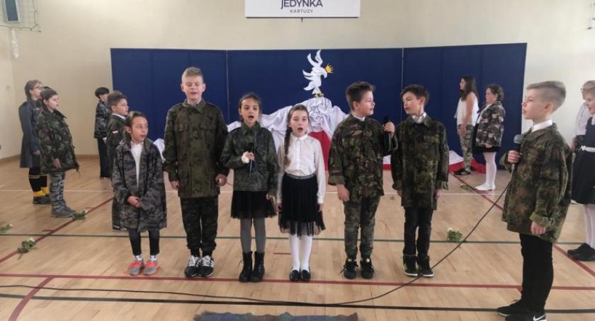 Uczniowie kartuskiej Jedynki uczcili Dzień Żołnierzy Wyklętych