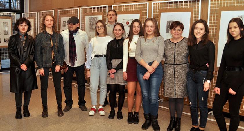 Sztuka w wydaniu uczniów Zenona Sapały - wyjątkowa wystawa na kartuskim dworcu