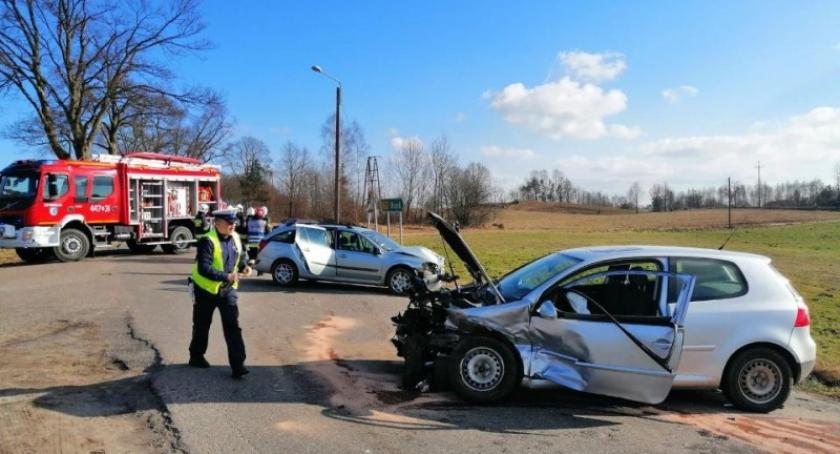 Gowidlino. Zderzenie dwóch pojazdów na skrzyżowaniu - dwie osoby w szpitalu
