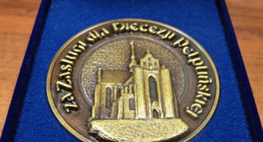Edmund Kwidziński odznaczony przez biskupa. 