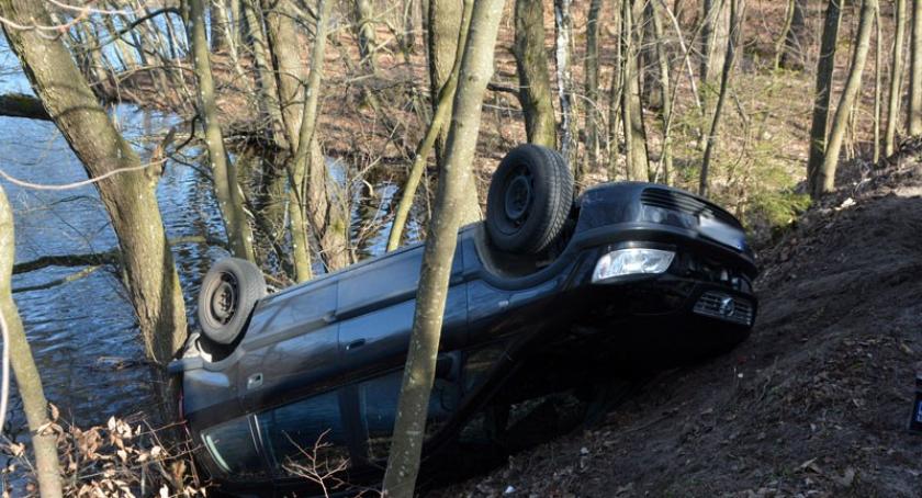 Prokowo-Kolonia. Opel wypadł z trasy i dachował