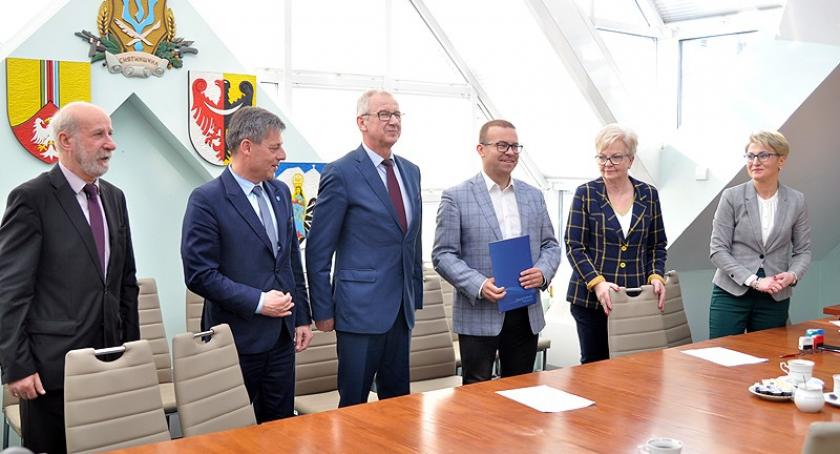 Podpisano umowę na budowę sali sportowej w ZSP w Przodkowie