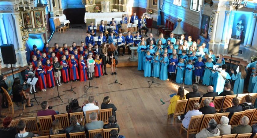 Koncert i zbiórka do puszek - Pola Nadziei w Sierakowicach