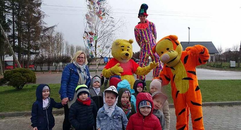 Przodkowo. Na świątecznym drzewku zawisły wielokolorowe wielkanocne jajka