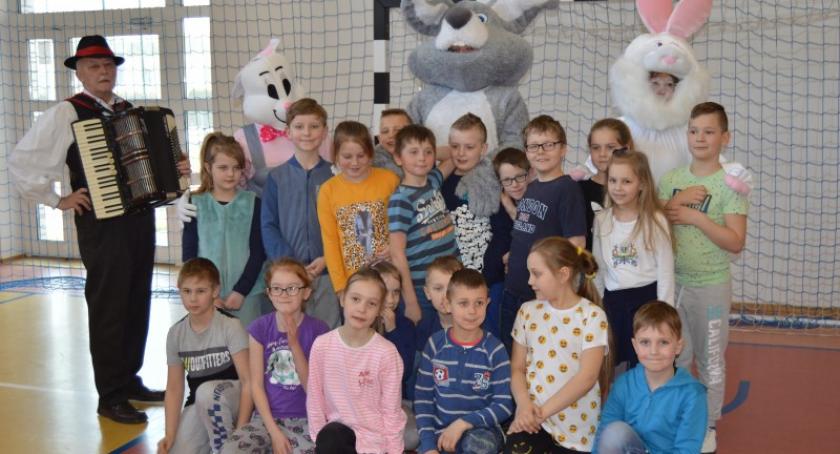 Wielkanocne spotkanie dzieci z zajączkiem w Somoninie i Kiełpinie