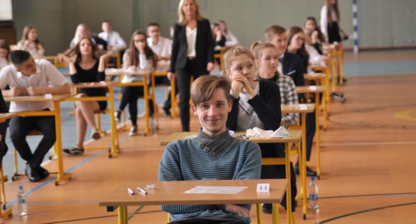 Gimnazjaliści rozpoczęli testy. Mimo strajku egzaminy odbywają się bez przeszkód