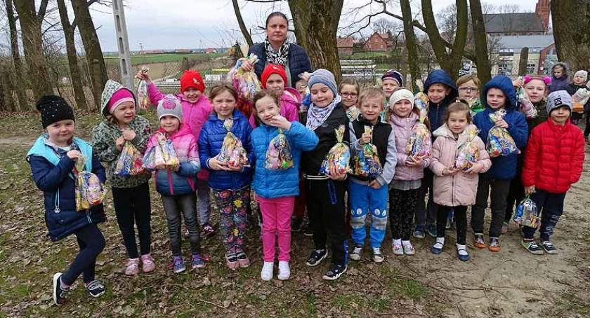 Przodkowo. Zerówkowicze z podstawówki szukali zajączka