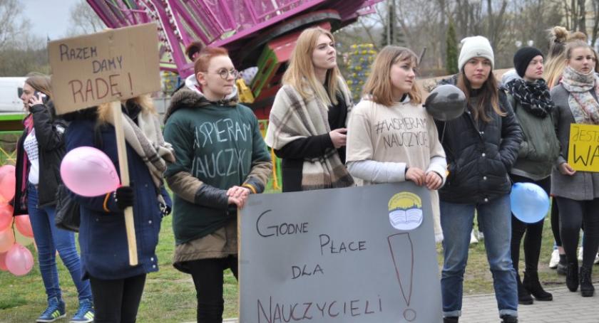 Młodzież solidarna z nauczycielami - strajk uczniowski w Kartuzach