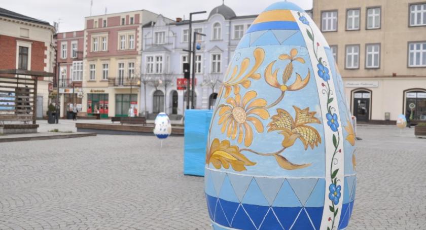 Kolorowe pisanki ozdobiły centrum Kartuz