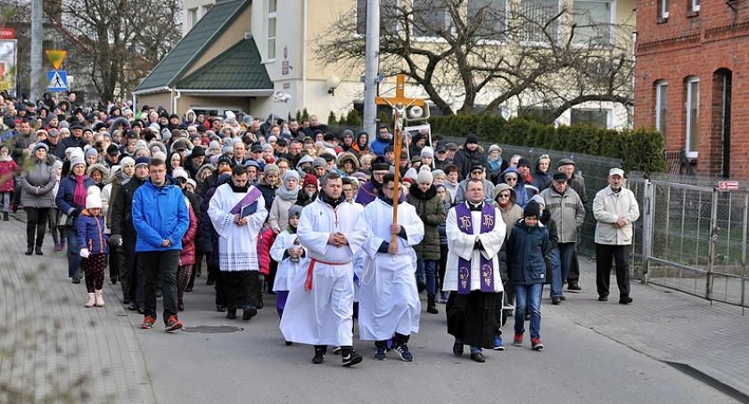 Tłumy wiernych na drodze krzyżowej ulicami Kartuz