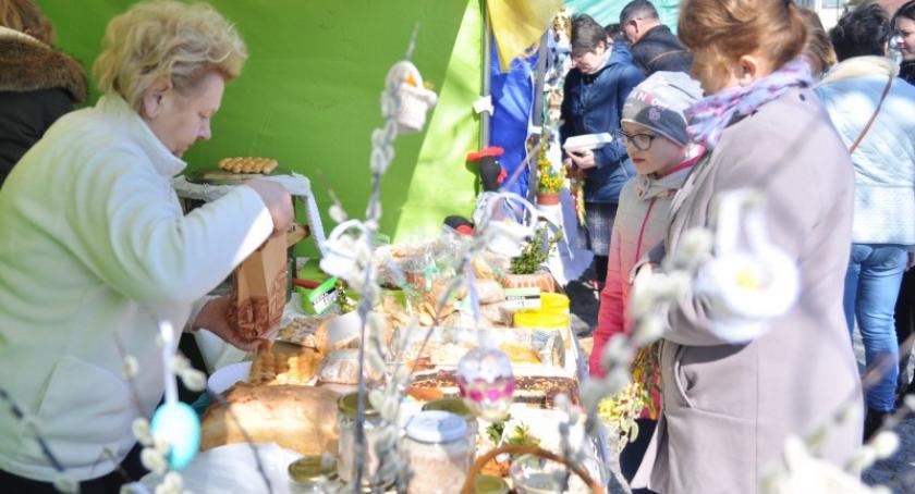 Jarmark wielkanocny w Sierakowicach - świąteczna atmosfera zagościła w centrum wsi