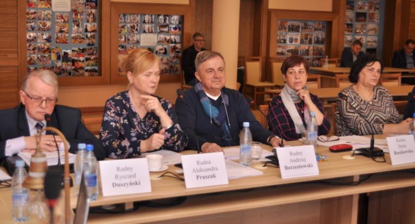 Radni chcą wiedzieć więcej. Burmistrz musi uzupełnić raport o stanie gminy